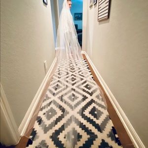 Long clip in white veil